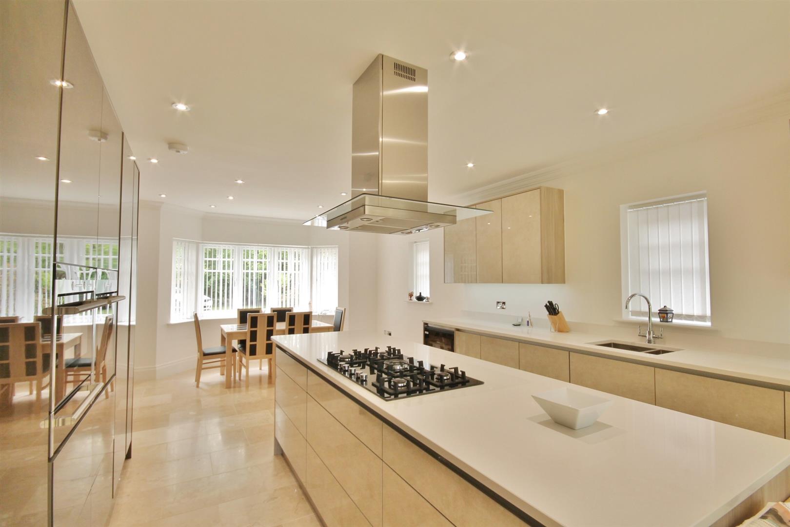 KITCHEN/BREAKFAST ROOM